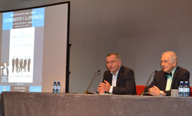 Inocencio Arias presenta en Águilas su libro Los presidentes y la diplomacia - 2, Foto 2