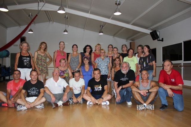 El grupo de Coros y Danzas Mar Menor reúne a todos los bailarines de su larga historia de 45 años con motivo del 25 aniversario del Festival de Folclore de San Javier - 1, Foto 1