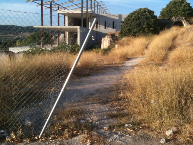 El vallado del entorno de los Molinos de Papel, donde se produjo ayer  la grave caída una joven y heridas en otra, estaba siempre roto o le faltaba un tramo - 1, Foto 1