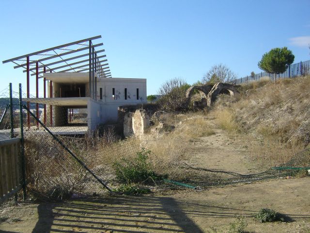 El vallado del entorno de los Molinos de Papel, donde se produjo ayer  la grave caída una joven y heridas en otra, estaba siempre roto o le faltaba un tramo - 2, Foto 2