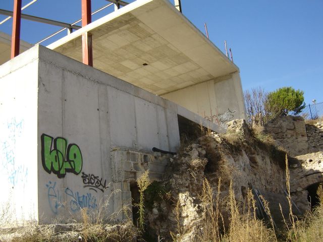 El vallado del entorno de los Molinos de Papel, donde se produjo ayer  la grave caída una joven y heridas en otra, estaba siempre roto o le faltaba un tramo - 3, Foto 3