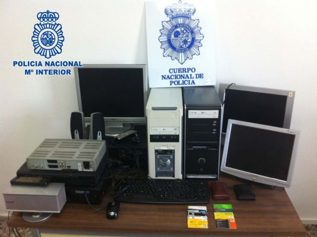 La Policía Nacional detiene in fraganti a dos hombres cuando intentaban usar tarjetas de crédito clonadas - 1, Foto 1