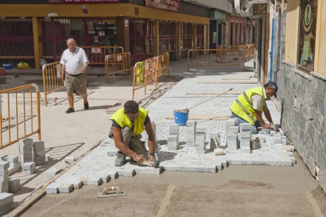 Nuevas zonas ajardinadas culminan la renovada carretera de Torreciega - 1, Foto 1