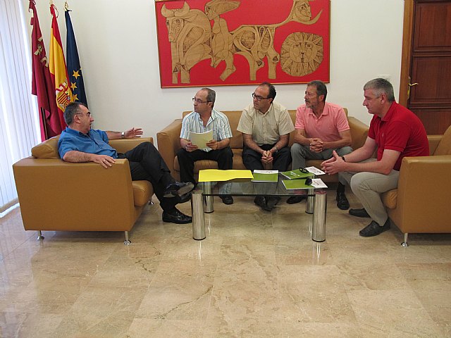 El consejero de Presidencia recibe al presidente de la Sociedad Murciana de Minerología - 1, Foto 1