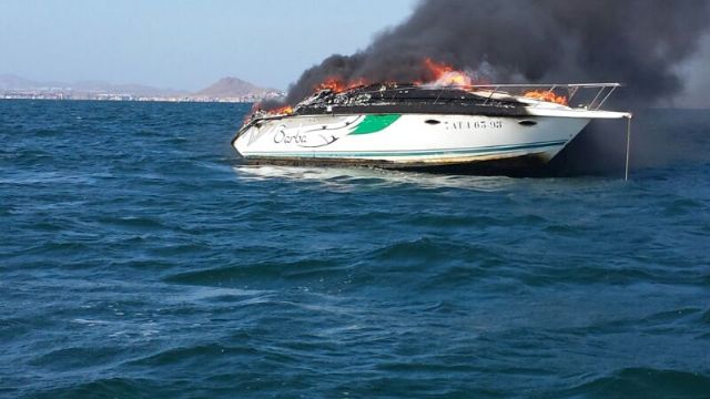 Efectivos de Protección Civil de San Javier rescatan a los ocupantes de un barco que se incendió en el Mar Menor - 1, Foto 1