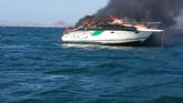 Efectivos de Protección Civil de San Javier rescatan a los ocupantes de un barco que se incendió en el Mar Menor