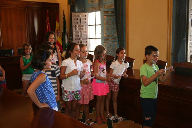 El espectáculo solidario del mundo del circo de la Escuela de Verano ha llegado al Ayuntamiento - 1, Foto 1