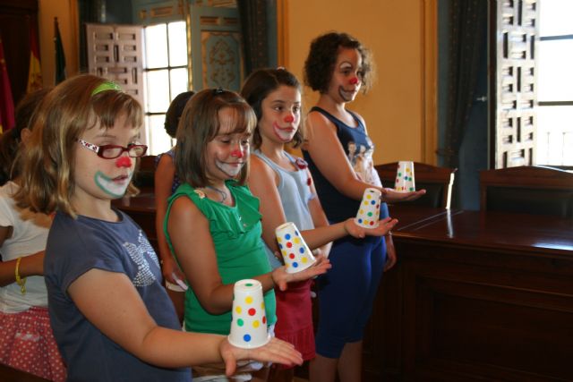 El espectáculo solidario del mundo del circo de la Escuela de Verano ha llegado al Ayuntamiento - 2, Foto 2