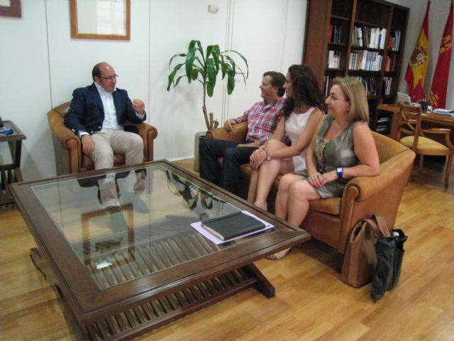 El Alcalde y las concejales de Educación y Empleo visitan al nuevo consejero de Educación, Universidades y Empleo, Pedro Antonio Sánchez - 1, Foto 1