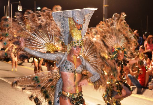 Miles de aguileños y turistas disfrutaron ayer con la V Muestra de Carnaval - 2, Foto 2