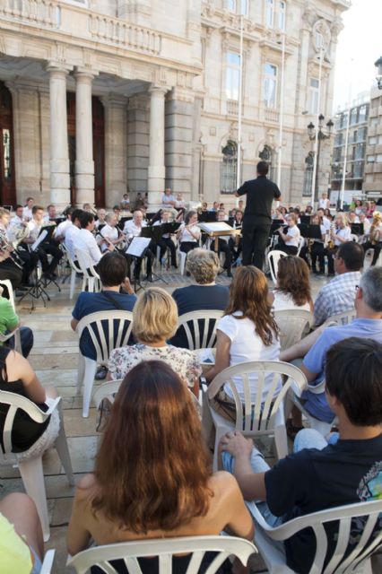 Los jóvenes alemanes llegaron, tocaron y arrancaron un sonoro aplauso en la Plaza del Ayuntamiento - 1, Foto 1