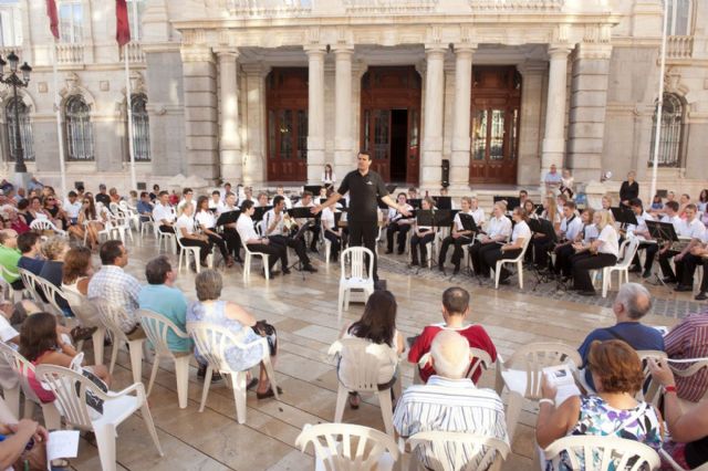 Los jóvenes alemanes llegaron, tocaron y arrancaron un sonoro aplauso en la Plaza del Ayuntamiento - 3, Foto 3