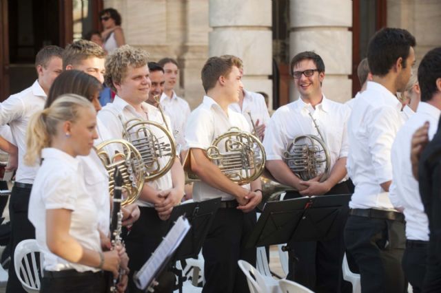 Los jóvenes alemanes llegaron, tocaron y arrancaron un sonoro aplauso en la Plaza del Ayuntamiento - 4, Foto 4