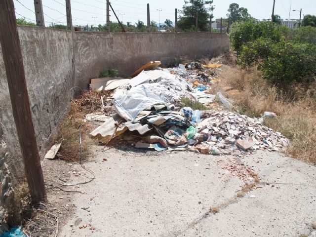 El PSOE denuncia por tercer verano consecutivo la existencia de escombreras ilegales junto a Juan Carlos I - 2, Foto 2