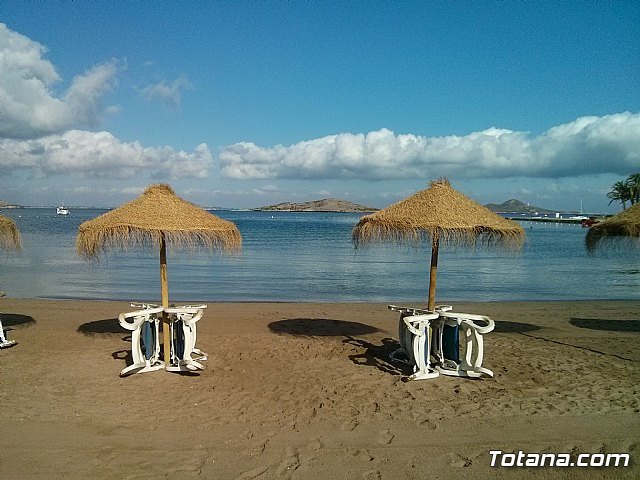 Unos 400 mayores de los centros sociales del IMAS disfrutan este verano de excursiones a la playa, Foto 1