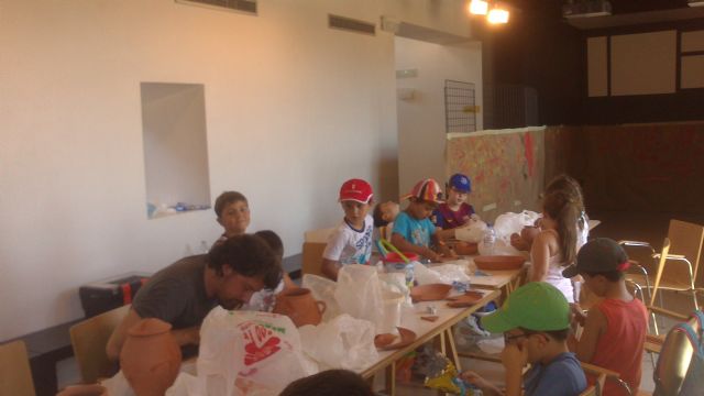Las niñas y los niños del municipio aprenden la historia de Jumilla a través de diferentes talleres infantiles - 2, Foto 2