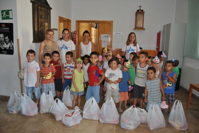 La Escuela de Verano entrega a Cáritas los alimentos recogidos para las familias desfavorecidas - 1, Foto 1