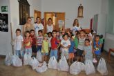 La Escuela de Verano entrega a Cáritas los alimentos recogidos para las familias desfavorecidas