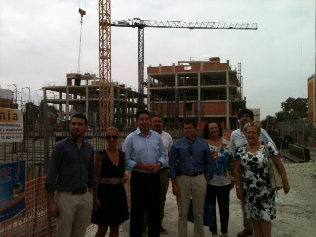 Jódar y Sevilla destacan la buena marcha de las obras de reconstrucción de edificios en La Viña de Lorca - 1, Foto 1