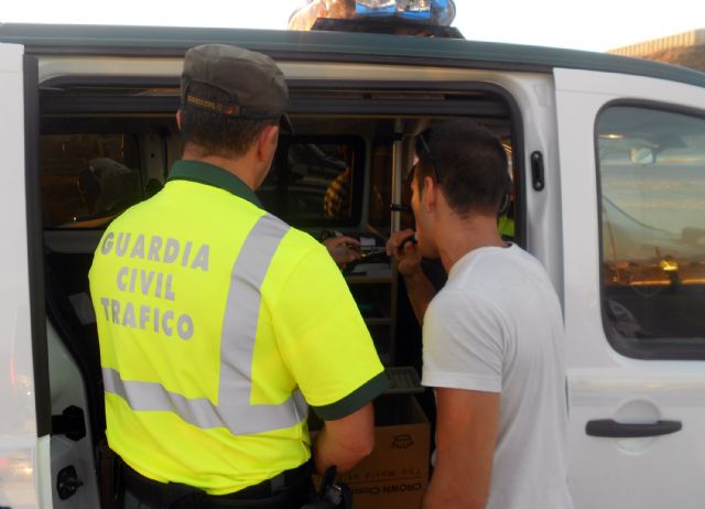 La Guardia Civil detecta a más de medio centenar de conductores con resultados positivos por alcoholemia - 2, Foto 2
