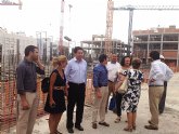 Sevilla destaca en Lorca la buena marcha de las obras de reconstrucción de edificios en La Viña