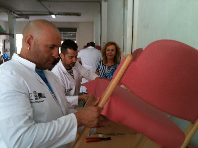 Una decena de desempleados lorquinos aprende el oficio de tapicero rehabilitando mobiliario del Ayuntamiento - 1, Foto 1