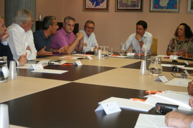 Sevilla continúa sus encuentros con alcaldes para abordar la revisión de la ley regional del suelo - 1, Foto 1
