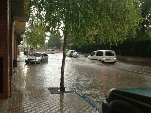 Denuncian NUEVAMENTE el grave problema con las lluvias en la zona del Hospital y Camino del Huerto por los desbordamientos del alcantarillado - 2, Foto 2