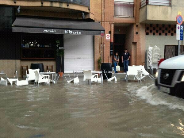Denuncian NUEVAMENTE el grave problema con las lluvias en la zona del Hospital y Camino del Huerto por los desbordamientos del alcantarillado - 3, Foto 3