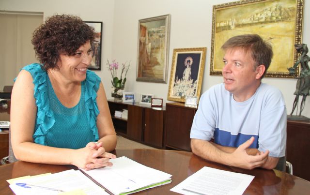 La nueva Alcaldesa mantiene la primera reunión con el párroco del municipio para planificar campañas en colaboración con Cáritas Parroquial - 1, Foto 1