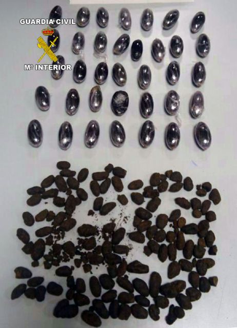 La Guardia Civil detiene a una persona con más de medio kilo de bellotas de hachís oculto entre su ropa de viaje - 1, Foto 1