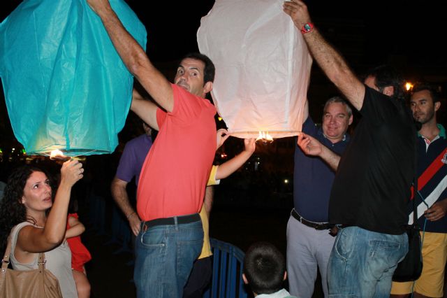 Miles de deseos solidarios iluminan el cielo a beneficio de Cáritas Puerto de Mazarrón - 2, Foto 2