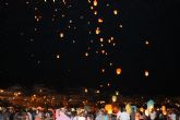 Miles de deseos solidarios iluminan el cielo a beneficio de 'Critas Puerto de Mazarrn'