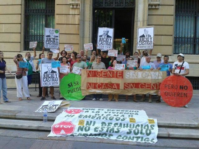 La Plataforma de Afectados por las Hipotecas ha realizado una convocatoria hoy a las puertas del Banco de España - 1, Foto 1