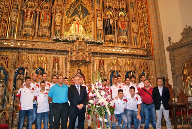 ElPozo Murcia FS realiza una ofrenda floral a la Virgen de la Fuensanta antes de disputar la Vuelta Supercopa y Liga - 1, Foto 1