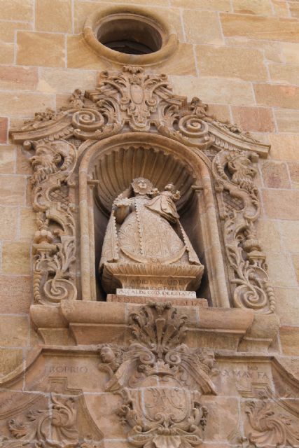 La imagen de piedra de la Virgen que preside la fachada de San Lzaro volver a lucir una nueva corona, Foto 2