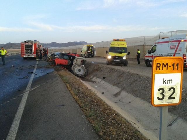Una persona ha muerto y otras dos heridas al colisionar un turismo y un tracto - 1, Foto 1