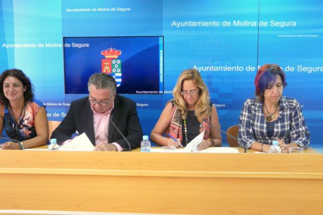El Ayuntamiento de Molina de Segura y OMEP firman un convenio de colaboración para el fomento del empresariado femenino y la disminución de la brecha digital de género en el municipio - 1, Foto 1