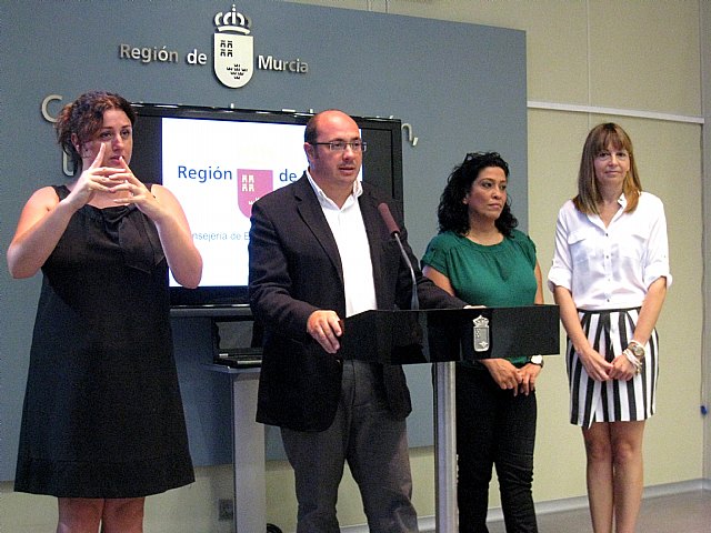 Educación proporciona 23 intérpretes de signos para los alumnos con deficiencias auditivas - 1, Foto 1