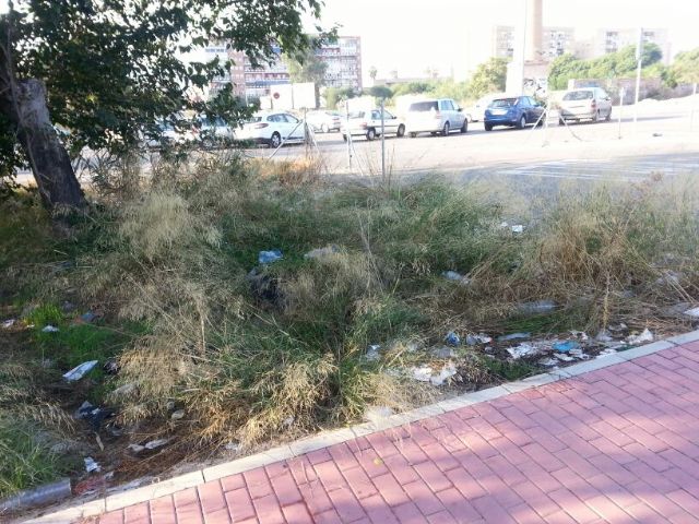 IU-Verdes denuncia el estado de suciedad del aparcamiento disuasorio de El Malecón - 2, Foto 2