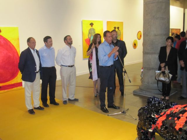 Autoridades municipales asisten a la inauguración de la exposición de Muher, en el Palacio del Almudí, Foto 4