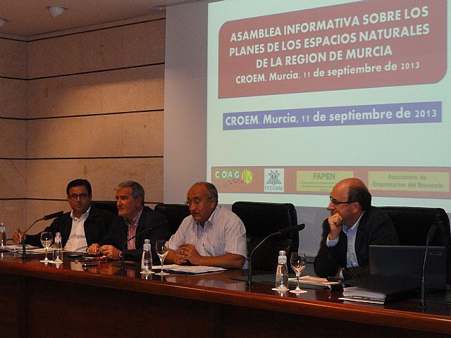 Un centenar de directivos de COAG, de cooperativas, y de asociaciones de propietarios de fincas en espacios naturales del valle del guadalentin participan en una asamblea celebrada en CROEM sobre los espacios naturles de la region, Foto 5