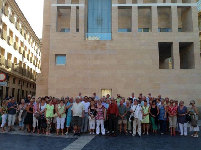 Un centenar de turistas y residentes extranjeros del Campo de Murcia visitan la ciudad en fiestas - 1, Foto 1