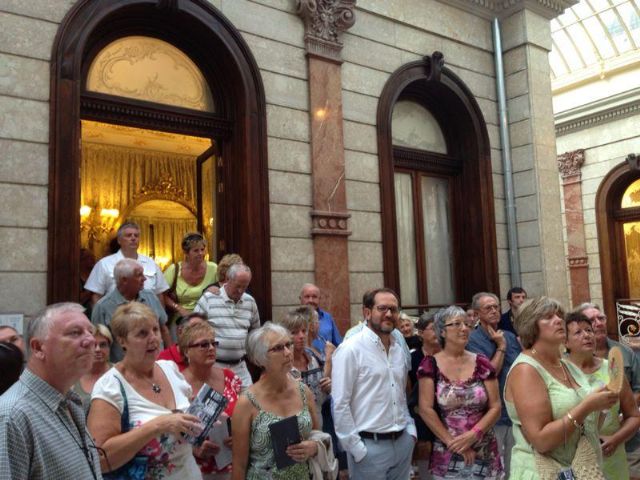 Un centenar de turistas y residentes extranjeros del Campo de Murcia visitan la ciudad en fiestas - 2, Foto 2