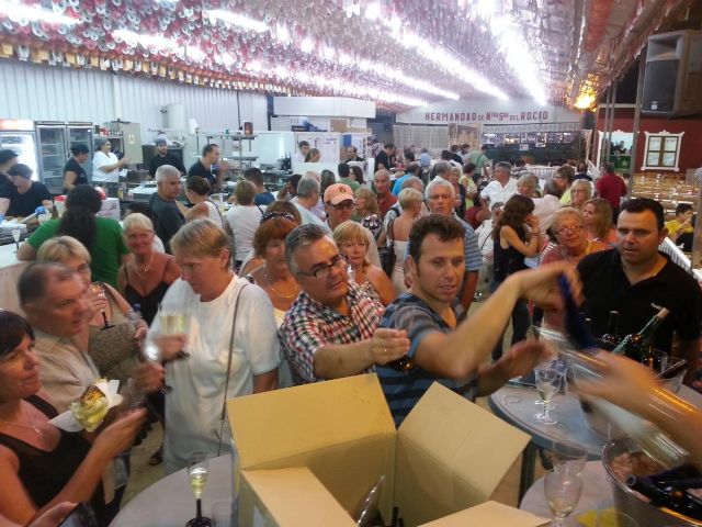 Un centenar de turistas y residentes extranjeros del Campo de Murcia visitan la ciudad en fiestas - 3, Foto 3