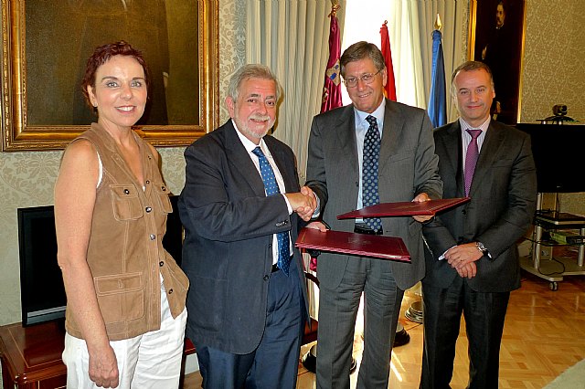 La directora general de Modernización Administrativa, Procedimiento e Impulso de la Administración Electrónica, Ester Arizmendi; el secretario de Estado de Administraciones Públicas, Antonio Beteta; el consejero de Economía y Hacienda, Juan Bernal, y el secretario general de la Consejería de Economía y Hacienda, Miguel Ángel Blanes, durante la firma del convenio marco entre la Administración General del Estado y la Comunidad Autónoma para la implantación progresiva de una red de espacios comunes de atención al ciudadano en el ámbito territorial de la Región., Foto 1