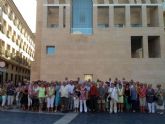 Un centenar de turistas y residentes extranjeros del Campo de Murcia visitan la ciudad en fiestas