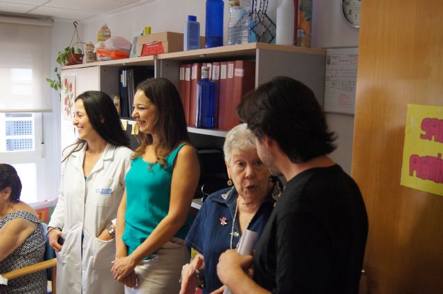 Autoridades municipales asisten al almuerzo totanero dentro del IX Encuentro Solidario de Amigos y Enfermos de Alzheimer, Foto 1