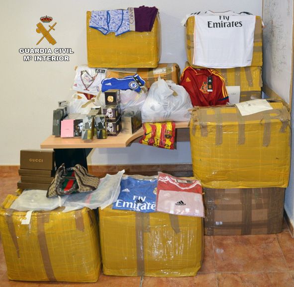 La Guardia Civil interviene más de 2.300 productos falsificados en Jumilla - 1, Foto 1