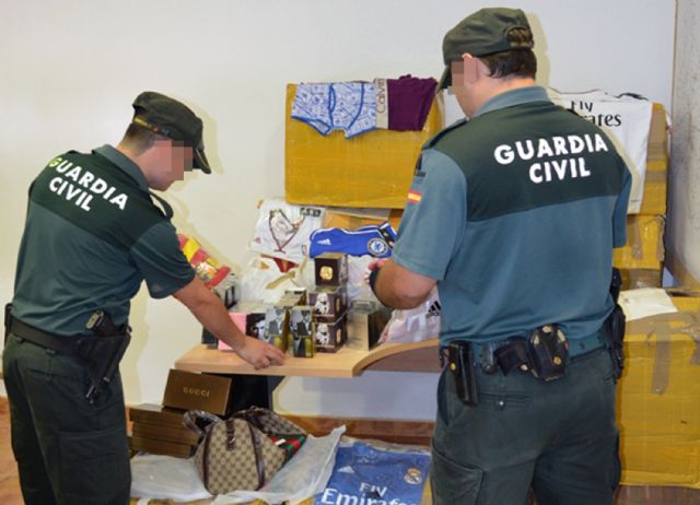 La Guardia Civil interviene más de 2.300 productos falsificados en Jumilla - 3, Foto 3
